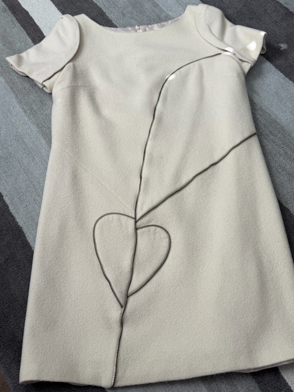 La feta Cream Short-Sleeve Mini Dress with Heart Stitch Detail